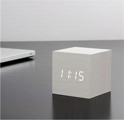 Gingko Cube Click Clock LED vækkeur i hvidt